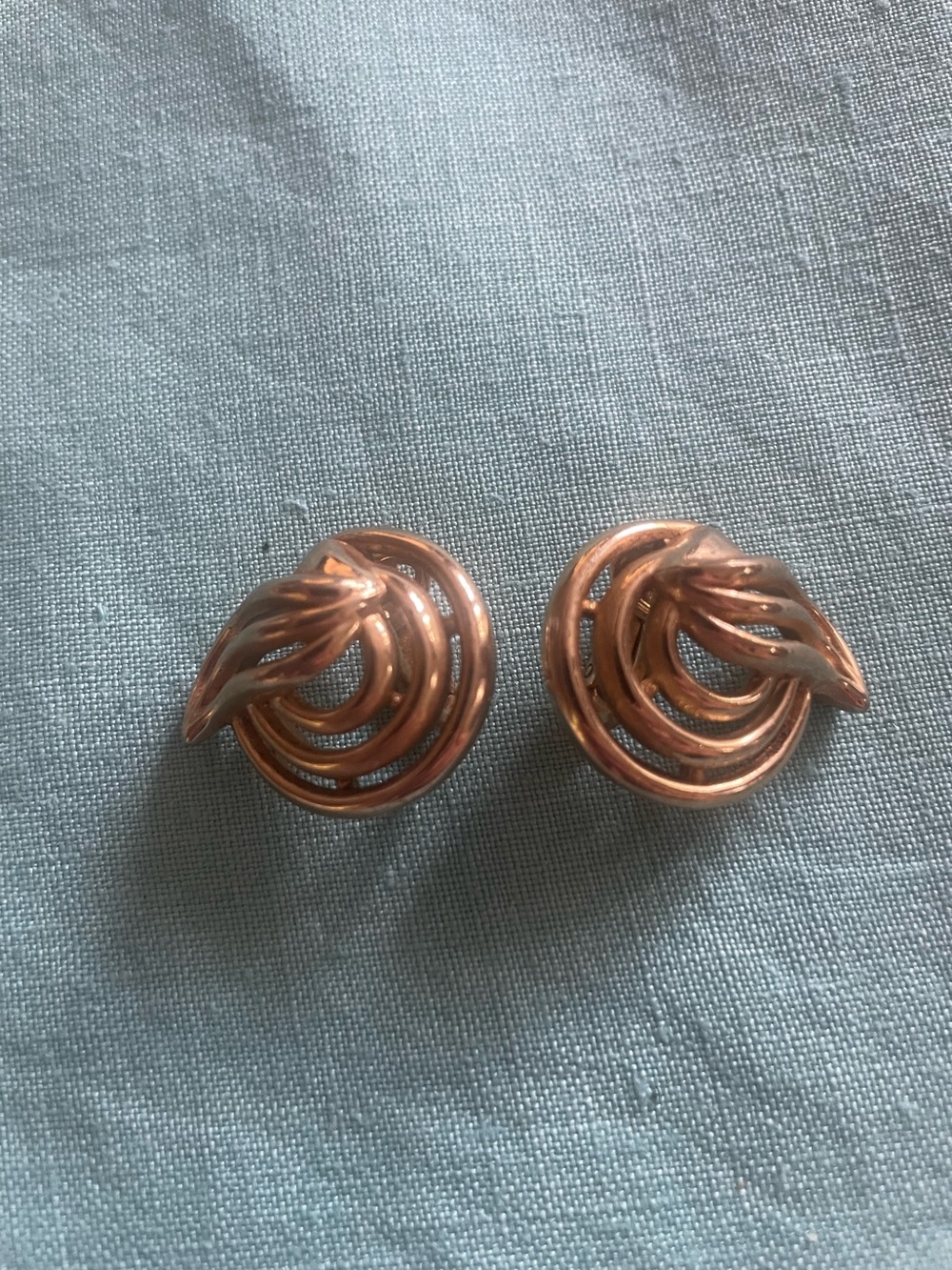 Vintage Trifari gold tone earring with clip back.